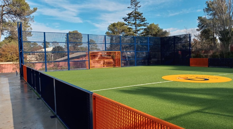 La Catalònia Fundació de Cerdanyola del Vallès estrena la pista Cruyff Court ”més social”