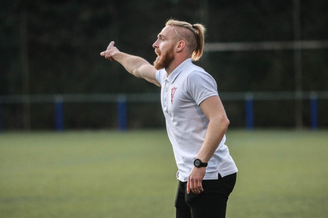 Romans Carrillo, vivint el futbol de dues maneres diferents: com a jugador i entrenador